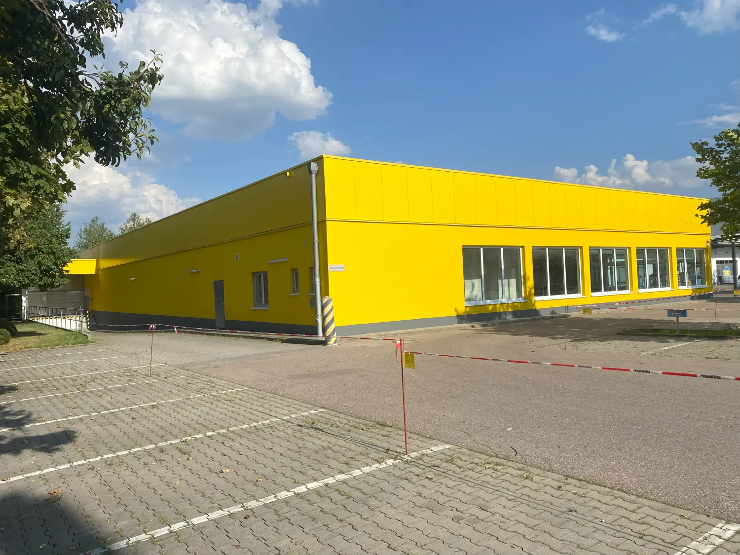 Fertige Fassade des Gewerbeobjekts in Gelb und Weiß