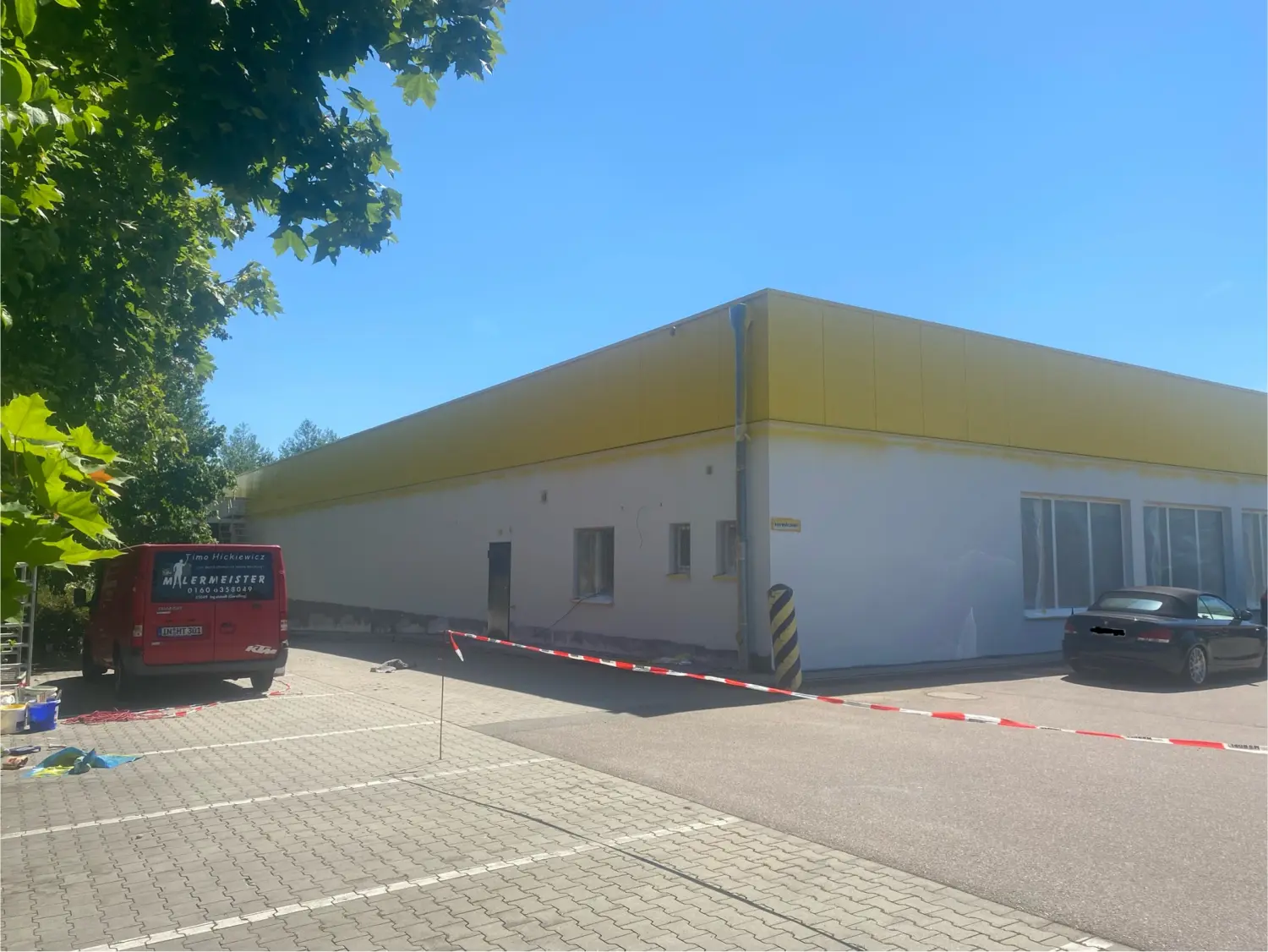 Fassade des Gewerbeobjekts während der Arbeiten